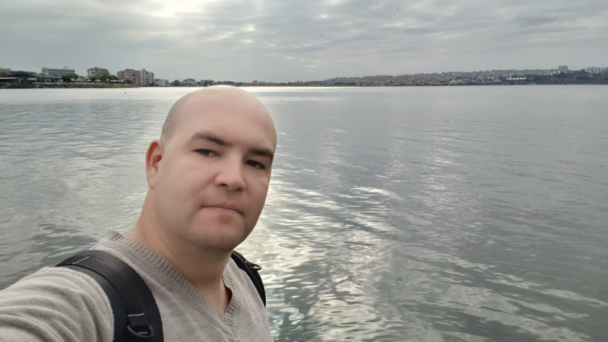 Любитель поесть Василий ищет рыбу в стамбульском озере. Здесь рыбы тоже не видать, но рядом есть отличный рыбный ресторан с копеечными ценами. Интересно, почему в России таких нет?