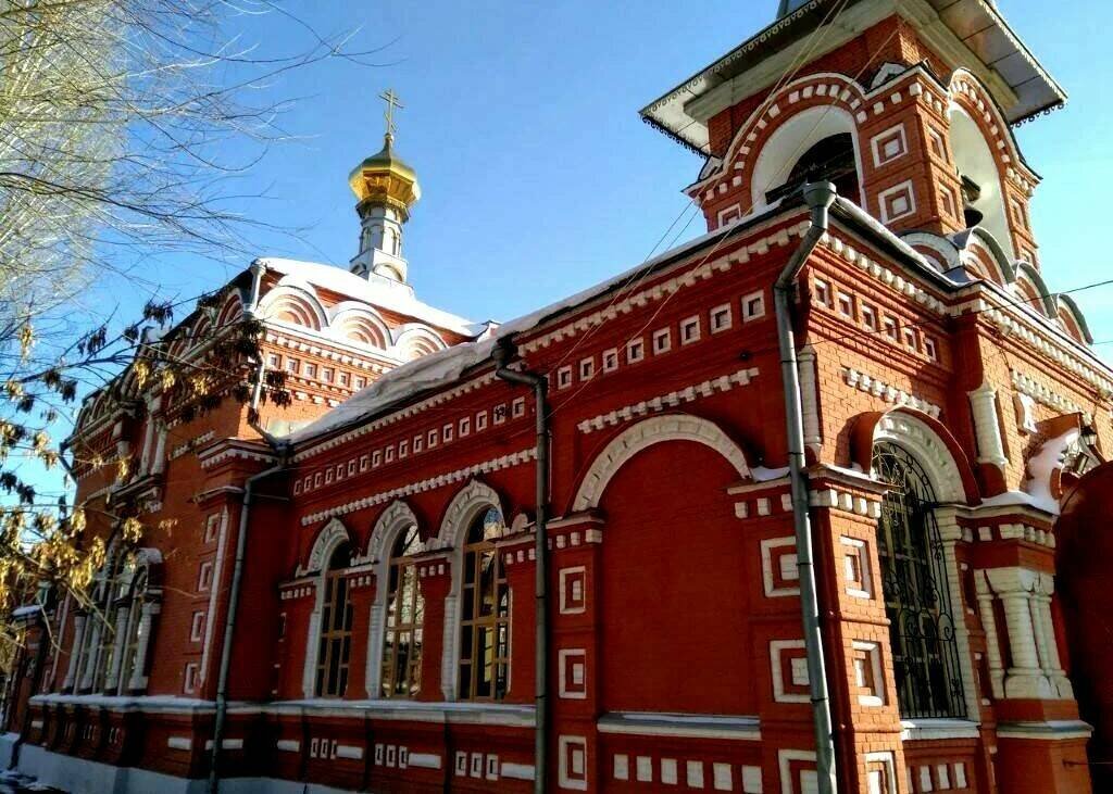 "дома-братья" еще и служат идеальным фоном для Николо-Софиевской церкви напротив