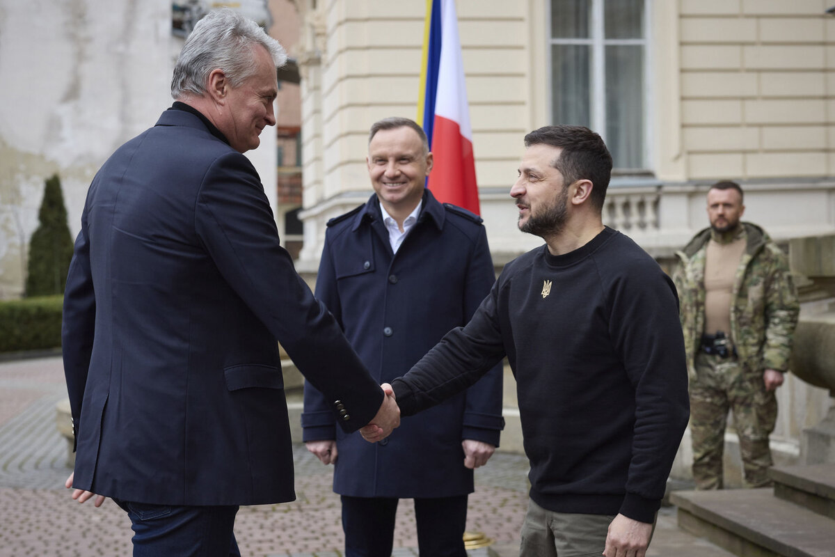 Президент Украины Владимир Зеленский (второй справа) и президент Польши Анджей Дуда (второй слева) и президена Литвы Гитанаса Науседа во время их встречи во Львове, Украина, 11 января 2023 // AP Photo / Ukrainian Presidential Press Office