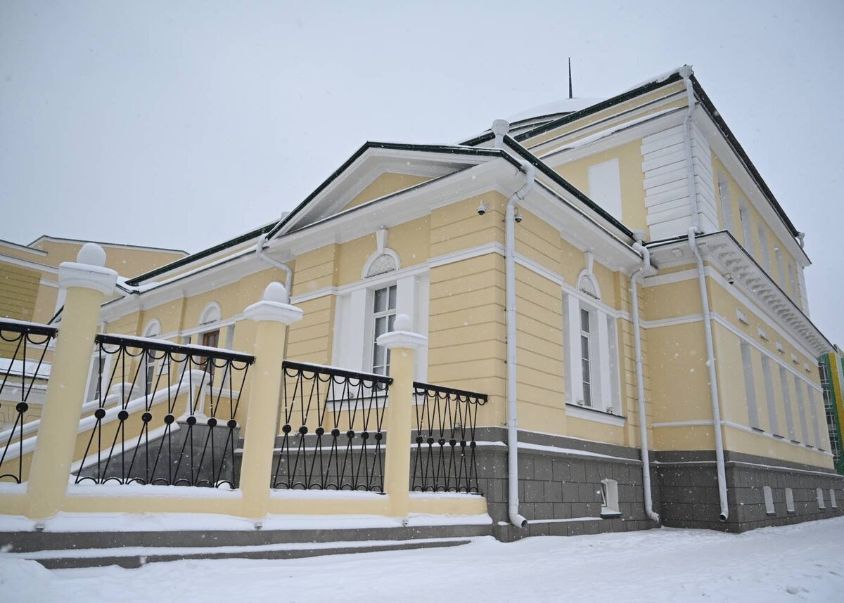 Северный флигель госпиталя Верх-Исетского завода. Построен в начале XIX века, реконструирован во время строительства «Синара Центра» в 2010-е годы.