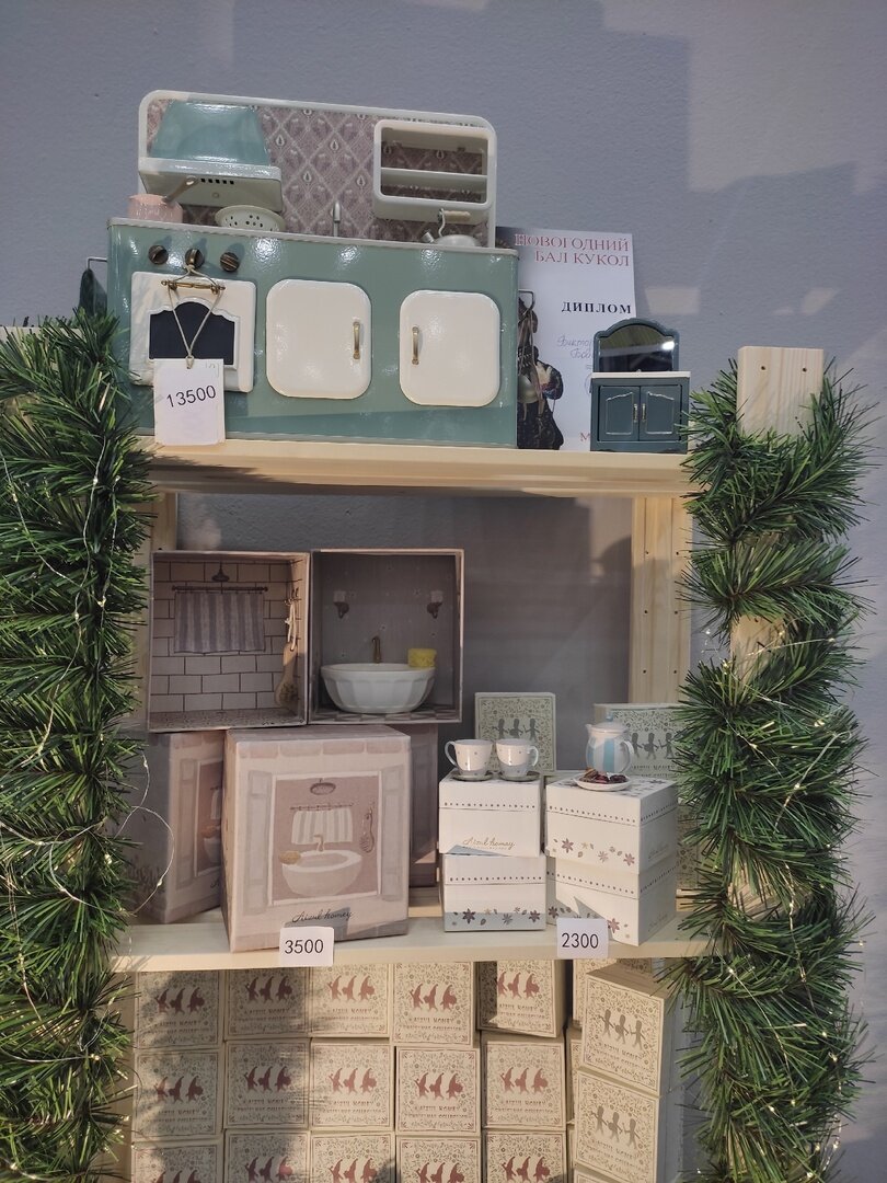 Посмотрите кая шикарная ванна! А посуда!!!