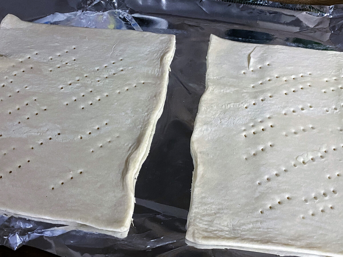 1 пласт теста раскатать в прямогольник, поделить пополам, проткнуть вилкой