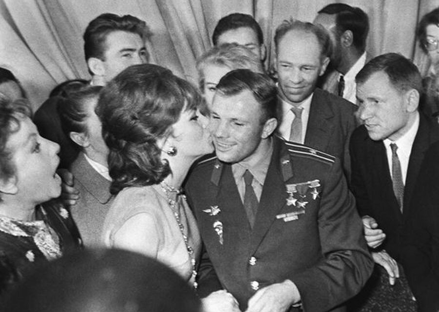 Джина мечтала познакомиться с первым космонавтом и при встрече одарила его поцелуем