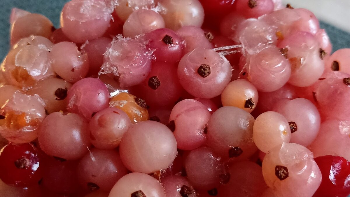 Замороженные ягоды красной смородины