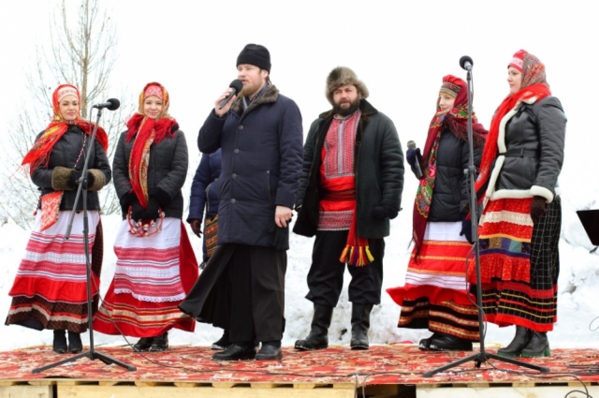    Отец Максим на одном из сельских мероприятий.