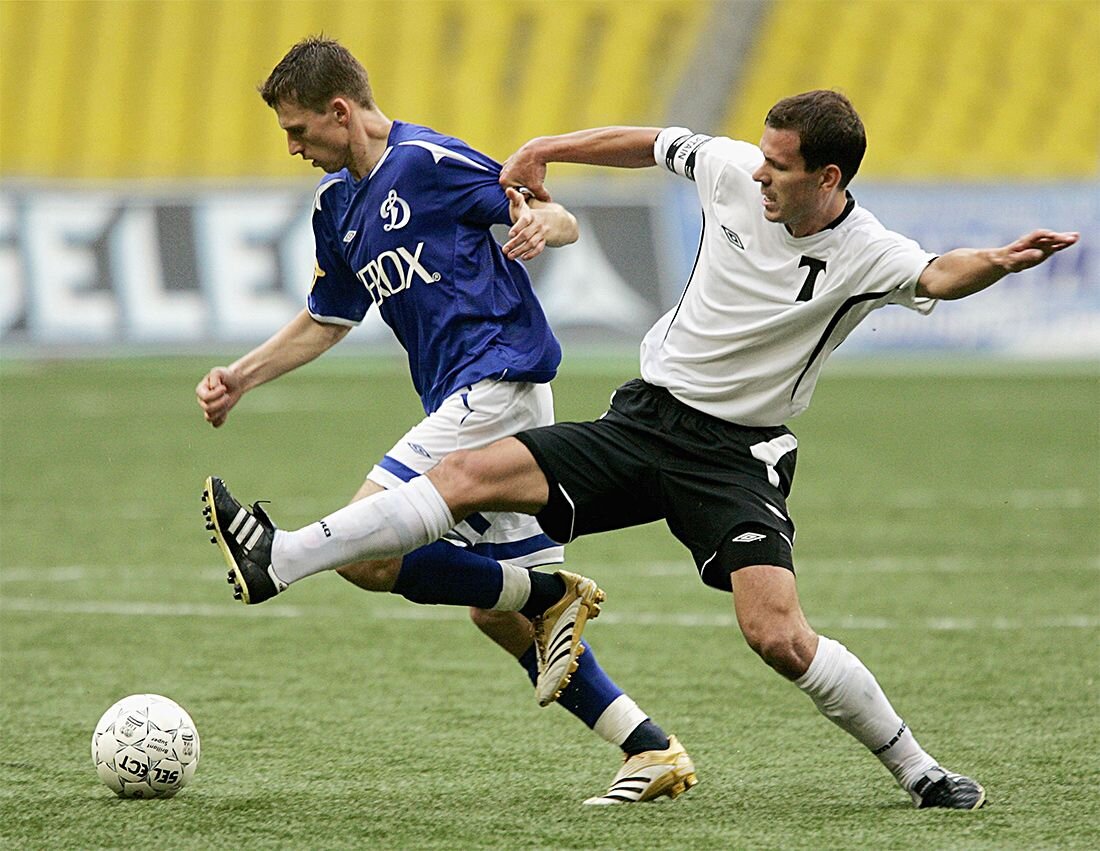 «Торпедо» - «Динамо» (Москва) - 3:0. Динамовец Игорь Семшов (в синем) и торпедовец Константин Зырянов.