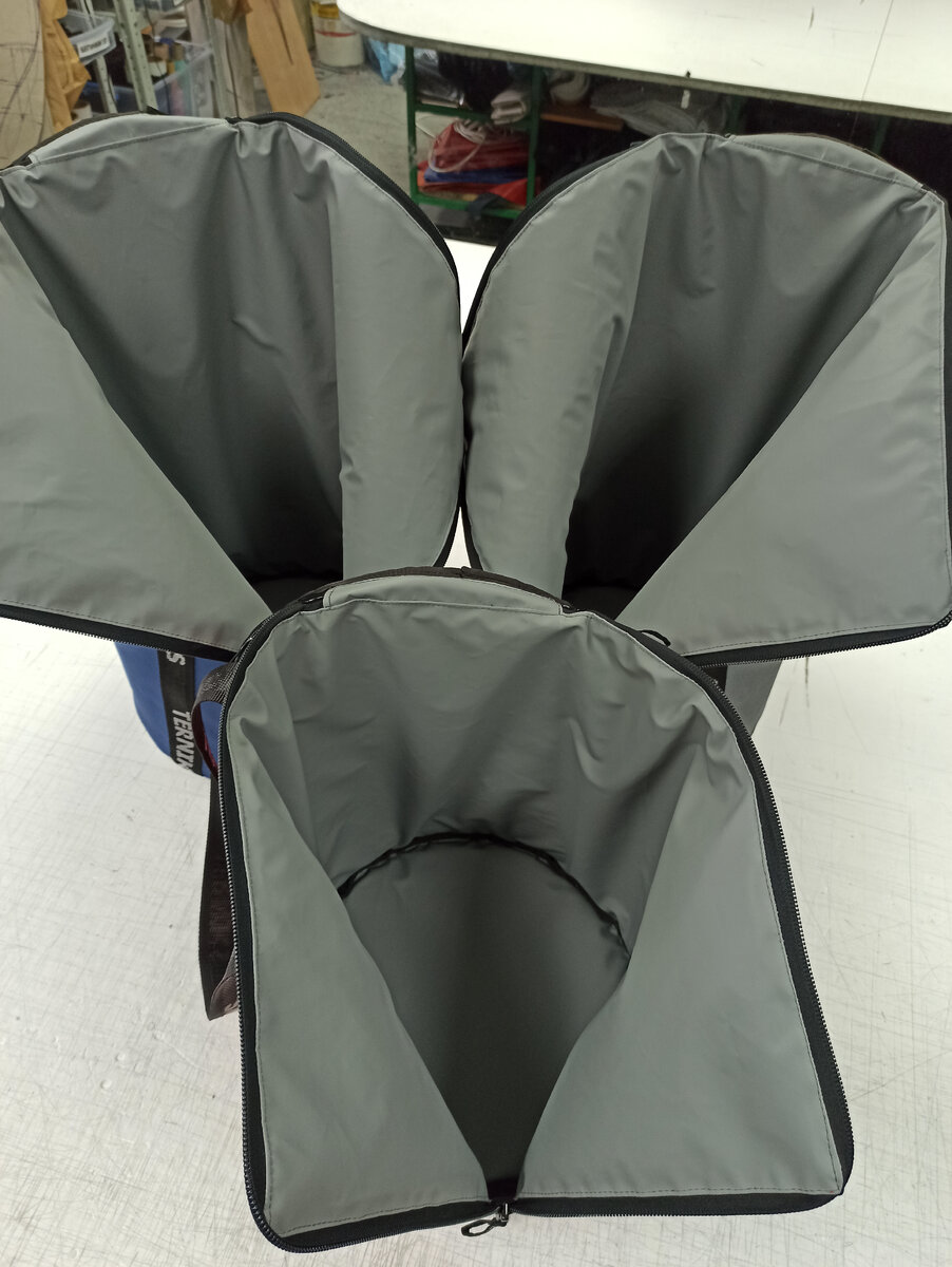 На кофре молнии открываются в трех различных направлениях, что позволяет быстро и удобно подключить газовый баллон к редуктору, а также эксплуатировать баллон не вынимая его из кофра.