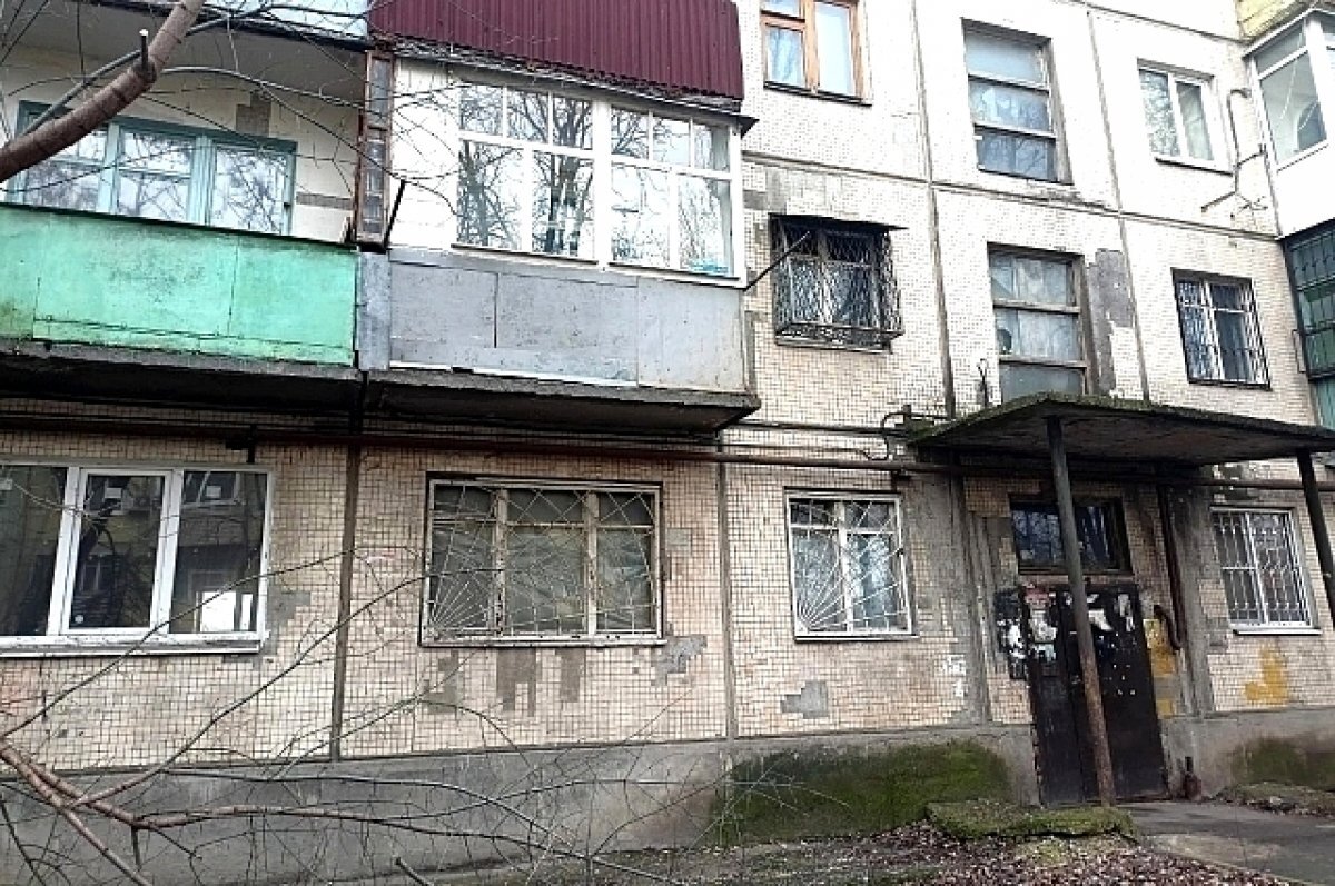    В доме № 4 в пер. Кривошлыковском деформировалась подпорная конструкция