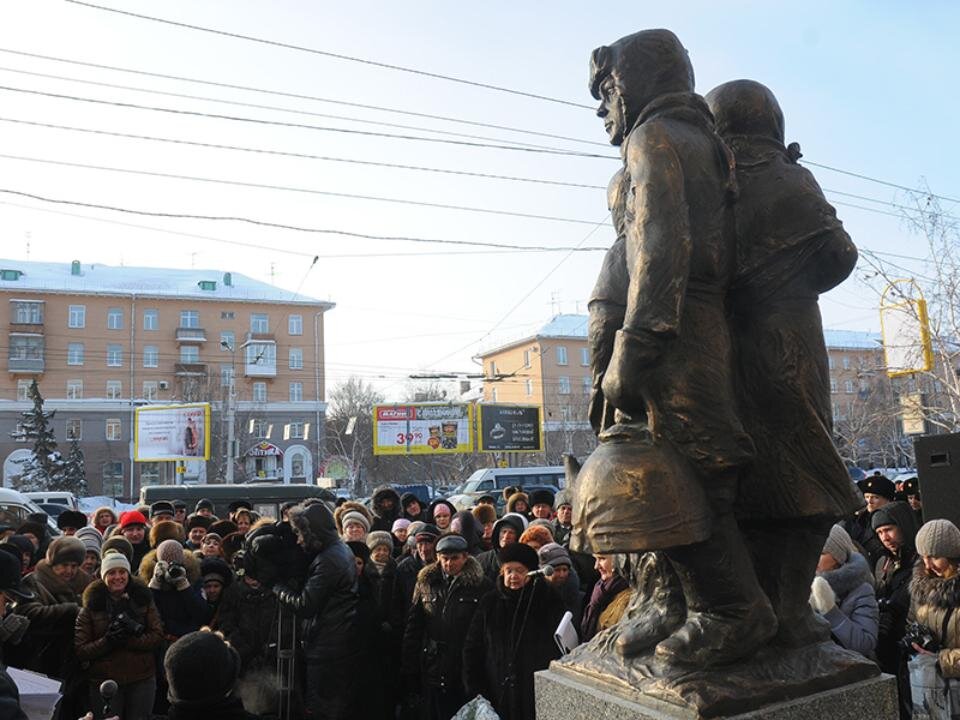 Дети блокадного ленинграда омск. Памятник блокадникам в Омске. Памятник Ленинградским детям в Омске. Памятник блокадным детям в Омске. Омск памятник детям блокадникам.