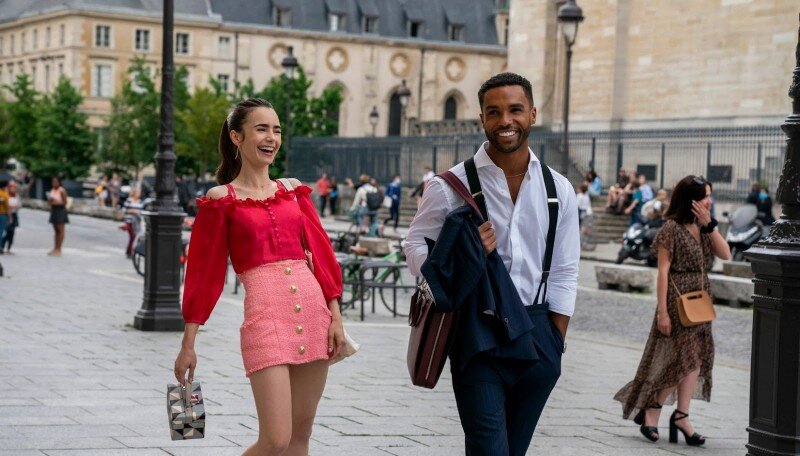 Кадр из сериала «Эмили в Париже», реж. Эндрю Флеминг, Питер Лоэр, Катина Медина Мора