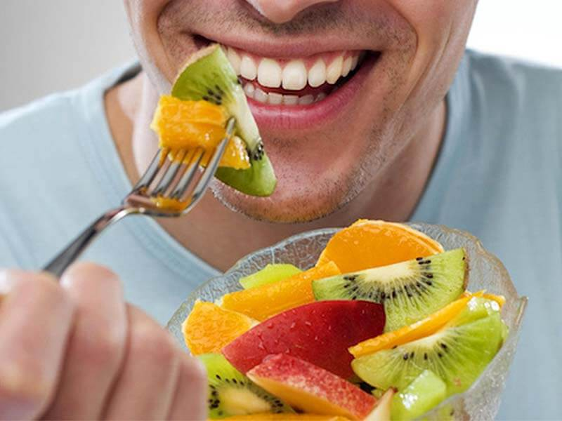 Ем много фруктов. Eating Fruits. Привкус здорового человека. Альтернатива еде. Man eating healthy food.