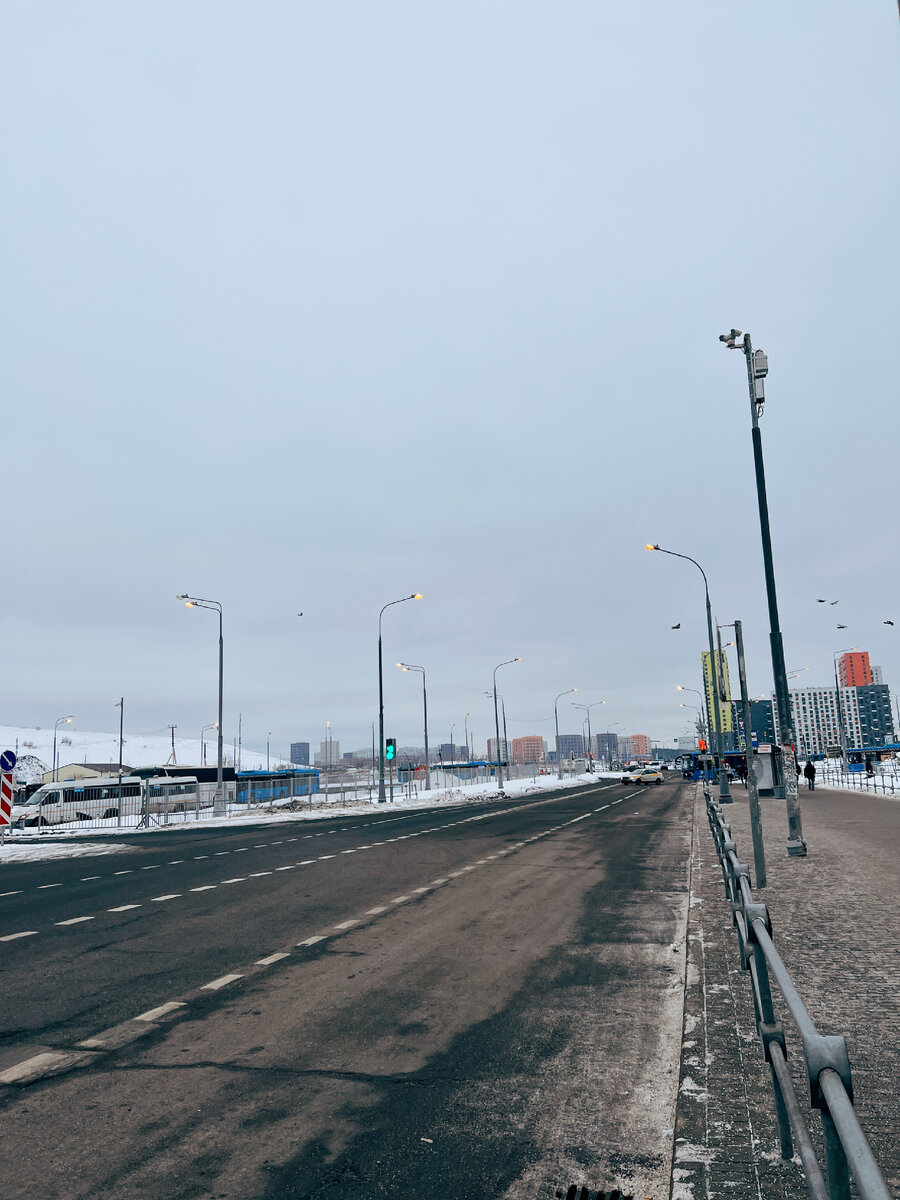 Возле остановки пригородного автобуса