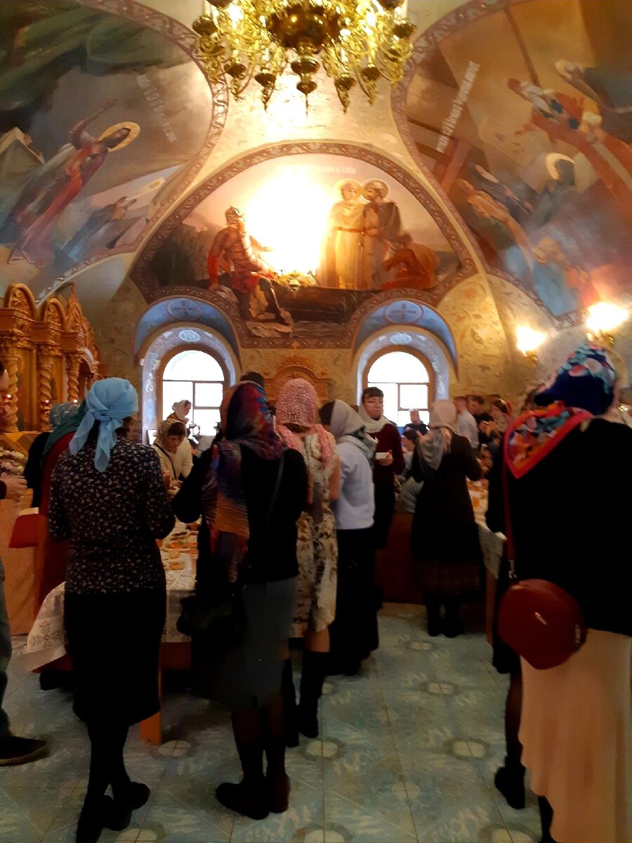 Заезжал к маме. А прямо рядом с её домом Храм Пресвятой Богородицы. Смотрю в Храме движуха какая то. Пошёл посмотреть.
Я такого ещё не видел.
Во-первых, возраст прихожан от 20 до 40 лет.
Во-вторых, там был, прямо в Храме, послеслужбенный обед.
Суп, кашка, горячий чай, печенье, конфеты, пряники, фрукты.
Во главе стола отец Владимир.
Я там познакомился с его матушкой. Разговорились. Меня за стол сажать, да я сытый был. Однако арбуза и дыни наелся до отвала, отказать не смог.
Приход - все друг друга знают. Женщины накрывают и убирают стол.
И такое там 3 раза в неделю.
Обалдеть‼!