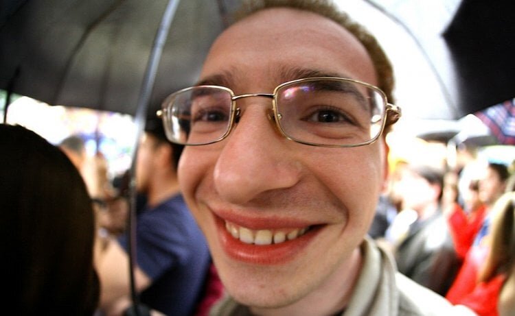    Камера искажает лицо, если мы фотографируем человека вблизи, но это можно исправить