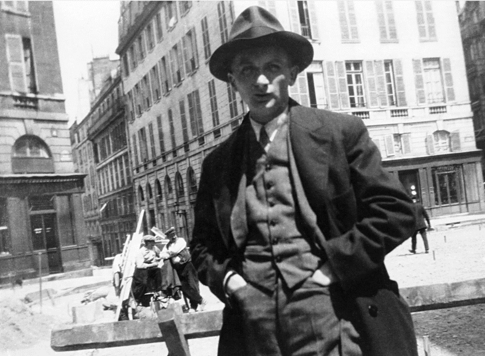 Джозеф Рот уехал из Вены в Париж в 1920-х годах на фоне растущей напряженности. В его книге 1923 года «Паутина» Адольф Гитлер упоминается по имени, хотя Гитлеру оставалось еще десять лет до прихода к власти.