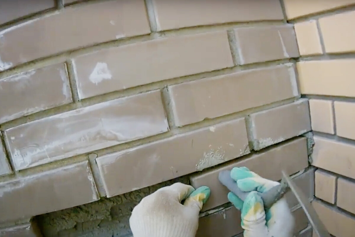 Как заменить треснувший кирпич в кладке | Петрович: всё о стройке и ...