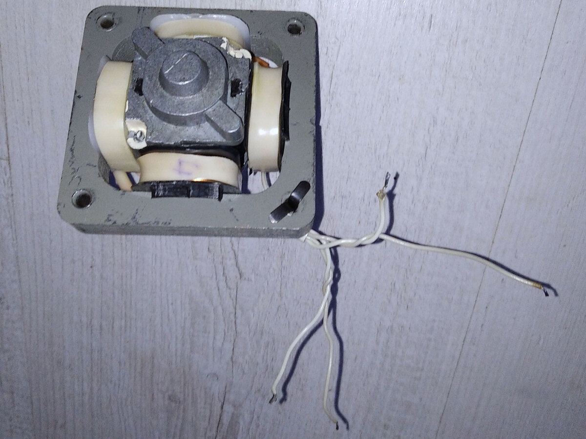 двигатель с обратной стороны