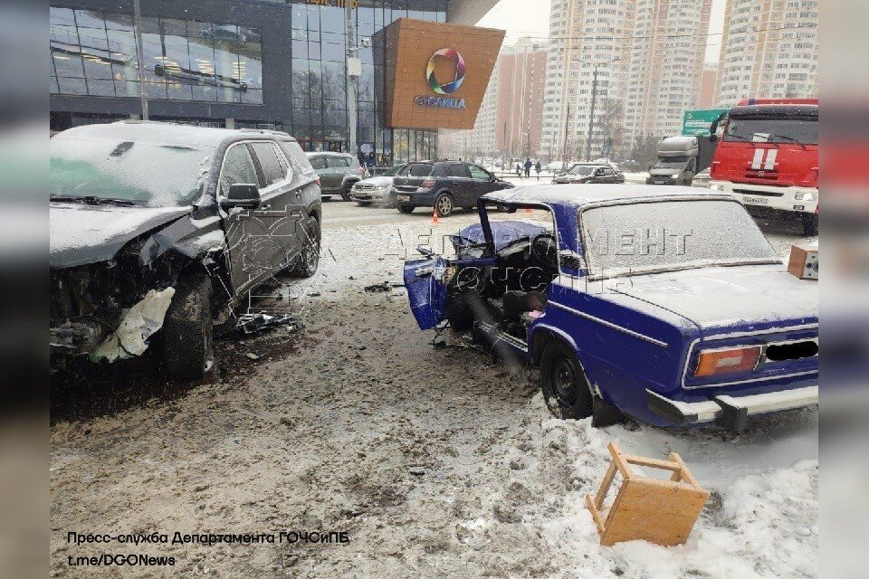     В результате столкновения двух легковых автомобилей в поселке Томилино пострадал один человек Фото: пресс-служба Департамента ГОЧСиПБ