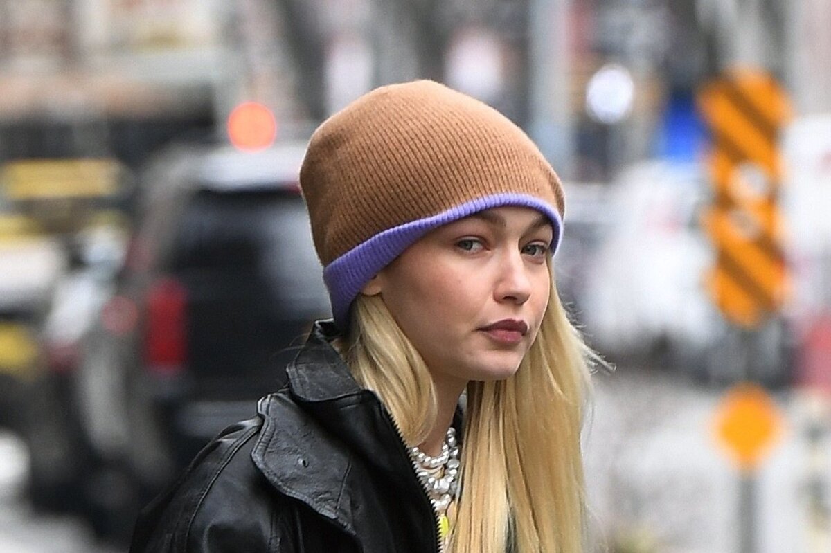     Джиджи Хадид показывает, с чем носить кожаное пальто