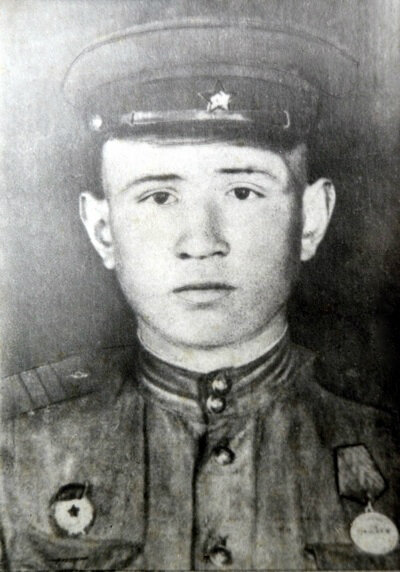 Михаил Романович Абросимов (1 мая 1924 — 30 июня 1944) — участник Великой Отечественной войны, старший телефонист батареи 297-го гвардейского зенитно-артиллерийского полка 3-й гвардейской зенитной артиллерийской дивизии 65-й армии 1-го Белорусского фронта, Герой Советского Союза (1944), гвардии ефрейтор