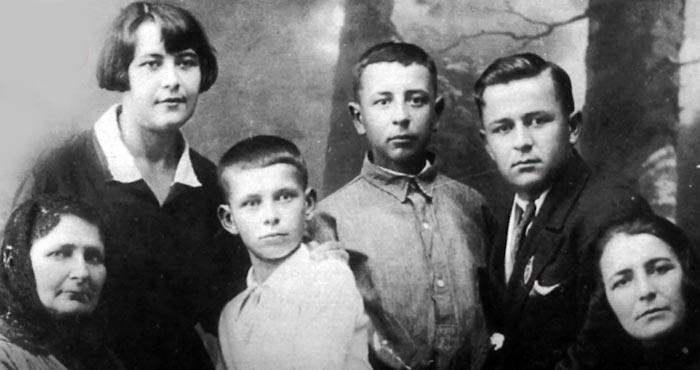 Н. Дупак, третий слева, с семьёй