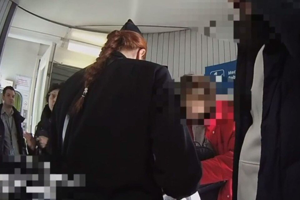     31-летний житель Новосибирска устроил пьяный дебош на борту самолета, летевшего из Москвы в Питер. Фото: УТ МВД по СЗФО