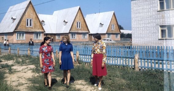 У нас по однотипным проектам строили только в СССР, а во все другие времена - как Бог пошлёт