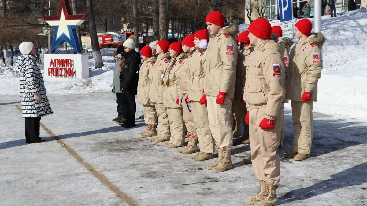     В рамках празднования 65-летия войсковой части 12 Главного управления и празднования Дня защитника Отечества состоялась торжественная церемония посвящения школьников в ряды всероссийского детско-юношеского военно-патриотического общественного движения «Юнармия».