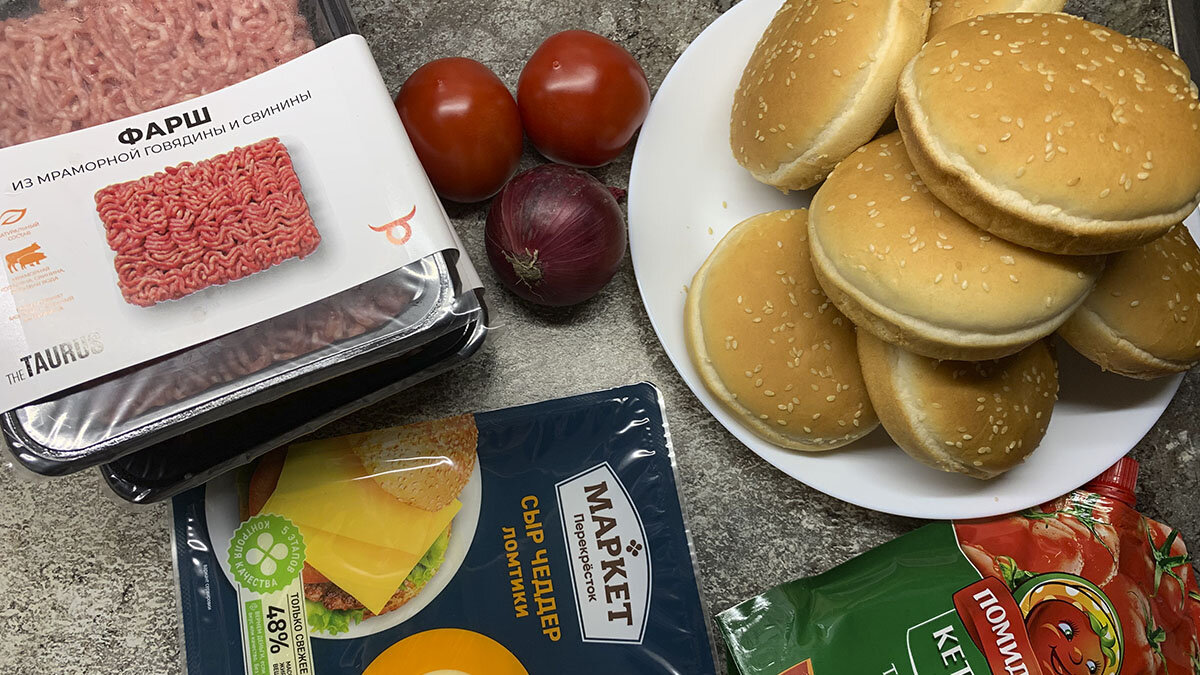 Достаю свою вафельницу)) Это kitfort. Купила года 2 назад. В ней есть сменные панели гриль. Вот на них и буду жарить котлеты для бургеров.