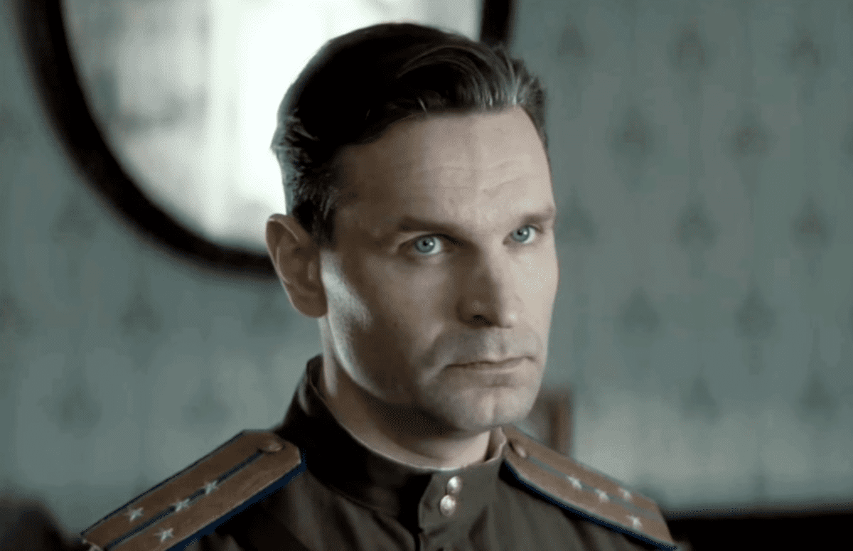    Виктор Добронравов. Кадр из сериала «Художник» Александр Сафронов