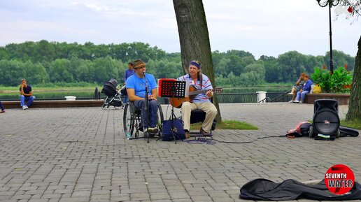 Шикарно поют известные песни уличные музыканты!! Я смотрел и слушал с большим удовольствием!