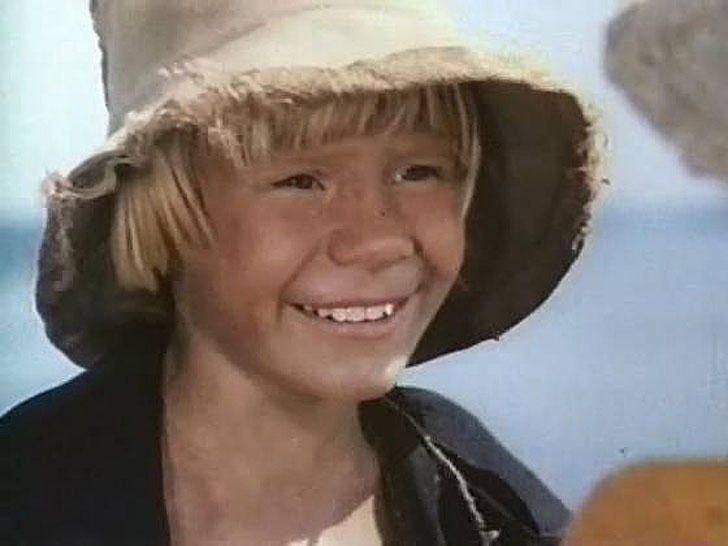  Он завоевал сердца зрителей, когда в девять лет сыграл Гекльберри Финна в детском фильме про Тома Сойера. И попал он в этот фильм не по блату. А благодаря бабушке, которая отвела внука на кинопробы.-3