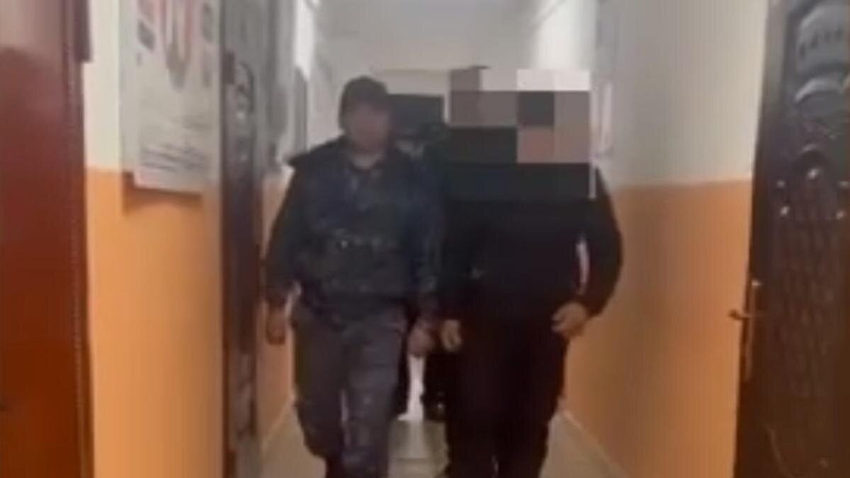   Полицейские ведут подозреваемого:t.me/police_of_kz