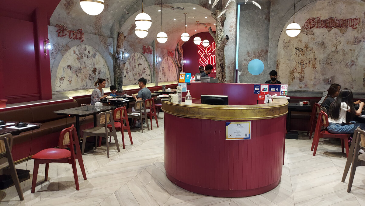 Пока читали меню, пришли люди) Фото моё.