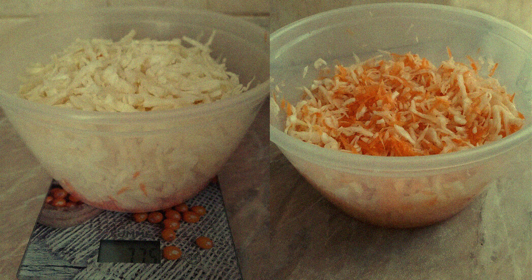 Капуста только нашинкованная и уже помятая