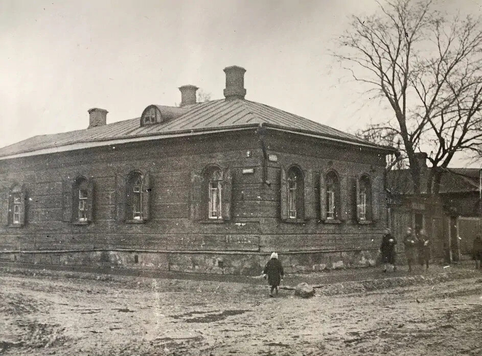 Дом №2 на углу Большевистской улицы и Малого Предтеченского переулка. 1948. Источник: сайт www.pastvu.com