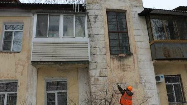     В краевом центре с угрозой справляются дворники и промышленные альпинисты.