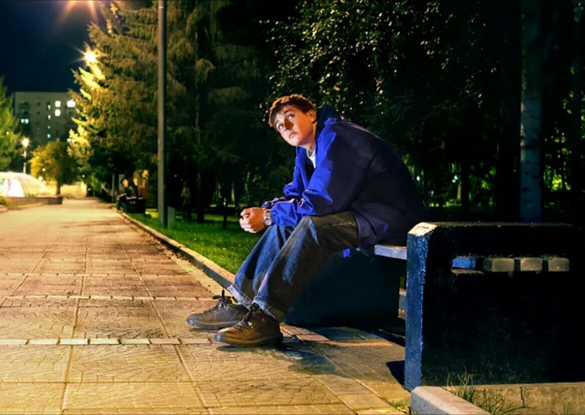 Картинка для иллюстрации. Парень на лавочке.