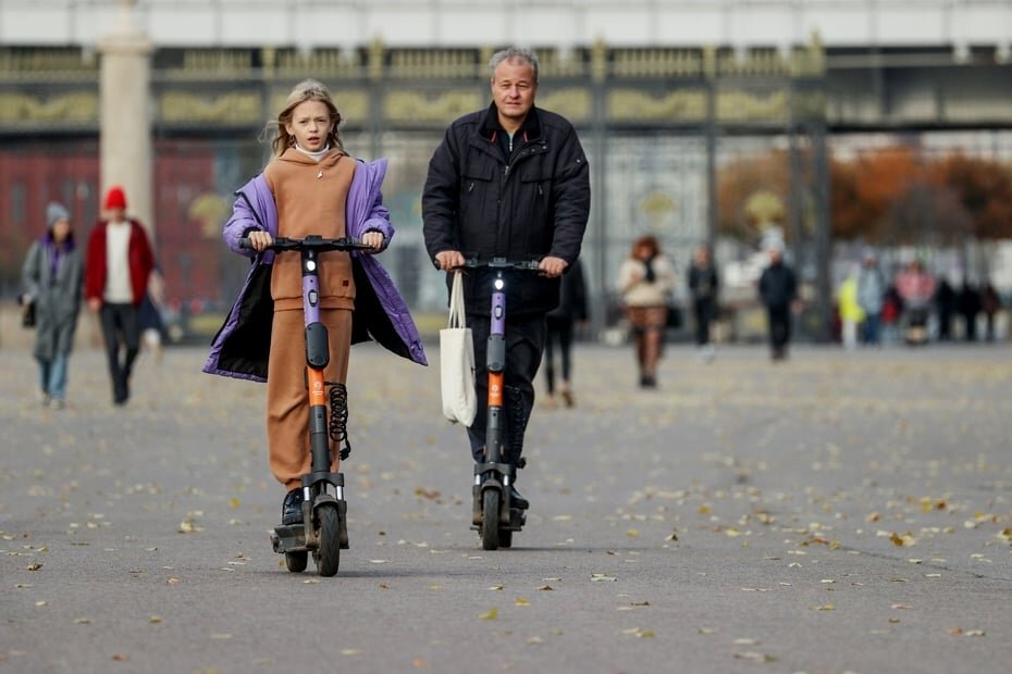 Фото: Сергей Булкин/NEWS.ru
Люди катаются на электросамокатах