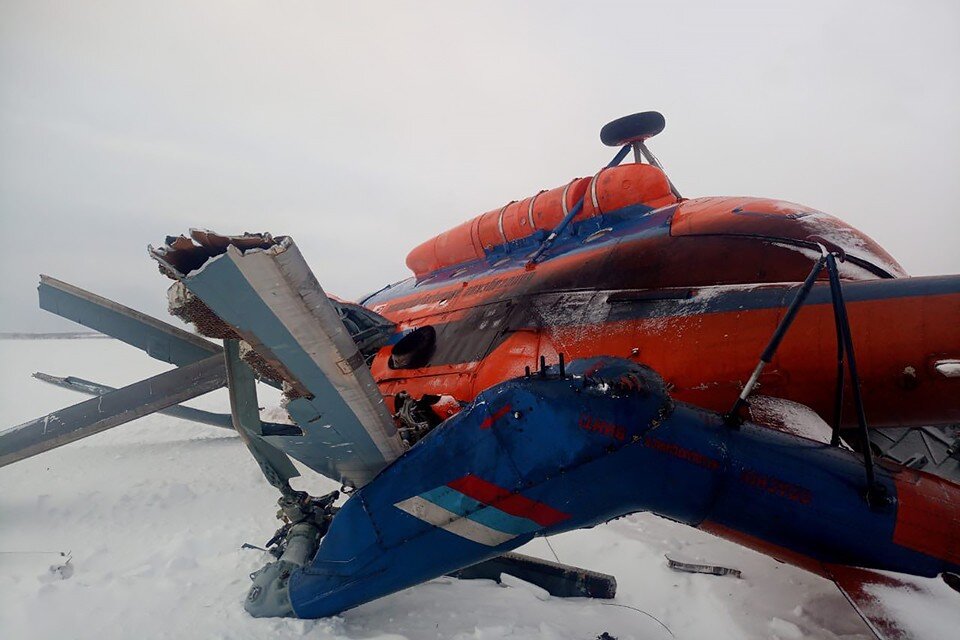     Воздушное судно совершило жесткую посадку в трех километрах от точки назначения, приземлившись на замерзшее озеро. Фото: Правительство Мурманской области