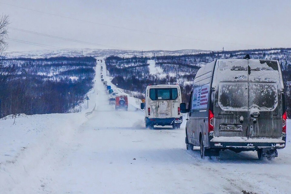     Закрытая дорога на Териберку обернулась для туристов и автомобилистов яркими приключениями. Фото: vk.com/my_teriberka