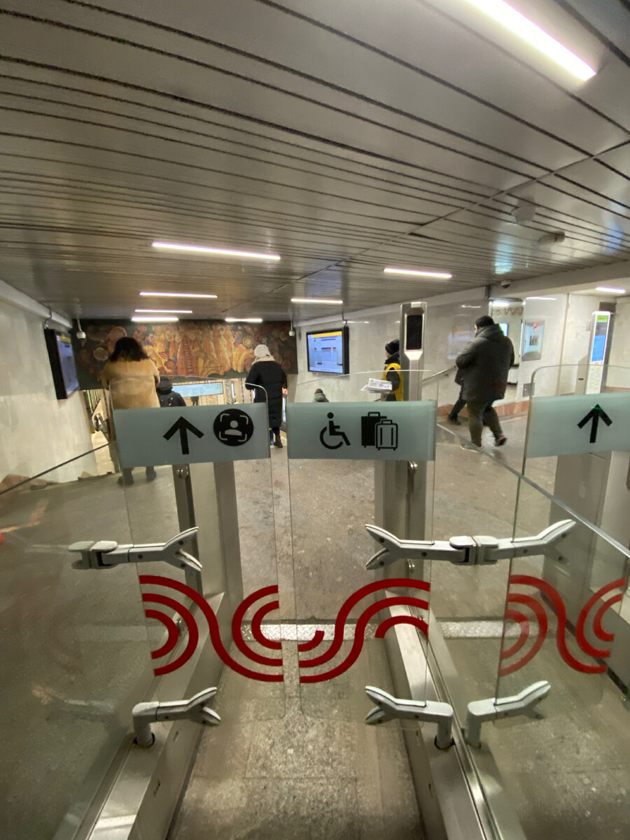 Турникет отмеченный стикером для оплаты "FacePay"