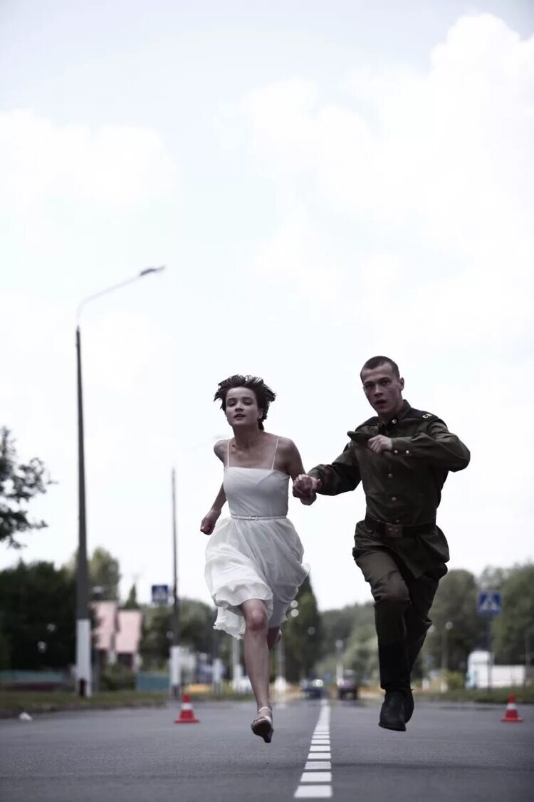 Сериал созданный в Украине в 2013 года поразил меня,я никогда ранее не смотрела что-либо связанное с Чернобылем.Наткнувшись совсем случайно на этот мини сериал я как-будто попала во времена СССР,хоть я и не застала те времена.Сериал про первую влюблённость,про первые неописуемые эмоции романтики.Чтобы много не спойлерить скажу лишь конец таков что главное герои Паша и Аля как мотыльки умирают самыми первыми и в конце показывают наше время когда в Припяти уже проводятся экскурсии,и их дочь присутствующая на одой из экскурсий оставляет игрушечную куклу в телефонной будке около надписи Аля+Паша=🤍.Ииии на самом деле это реальная история про одну трагичную любовь.