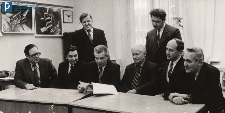 В.К. Карраск (сидит, 1-й слева) со специалистами КБ «Салют». [1985–1993]. РГАНТД. Ф. 299. Оп. 3. Д. 248. Л. 1
