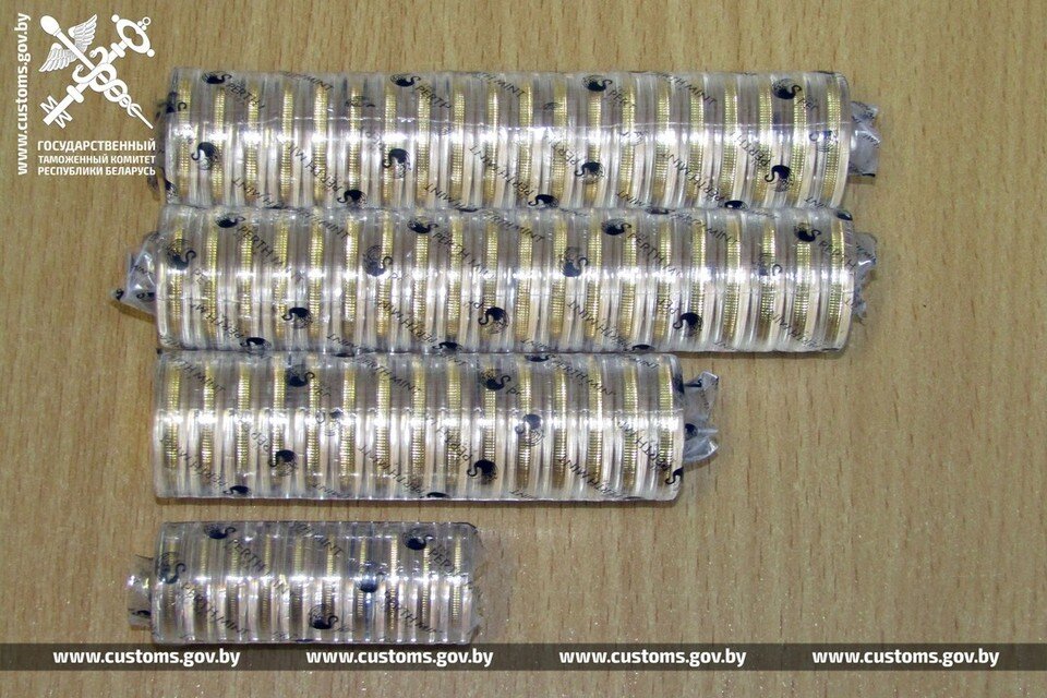     Украинец и россиянин незаконно пытались ввезти в Беларусь 3,7 килограмма монет. Фото: gtk.gov.by