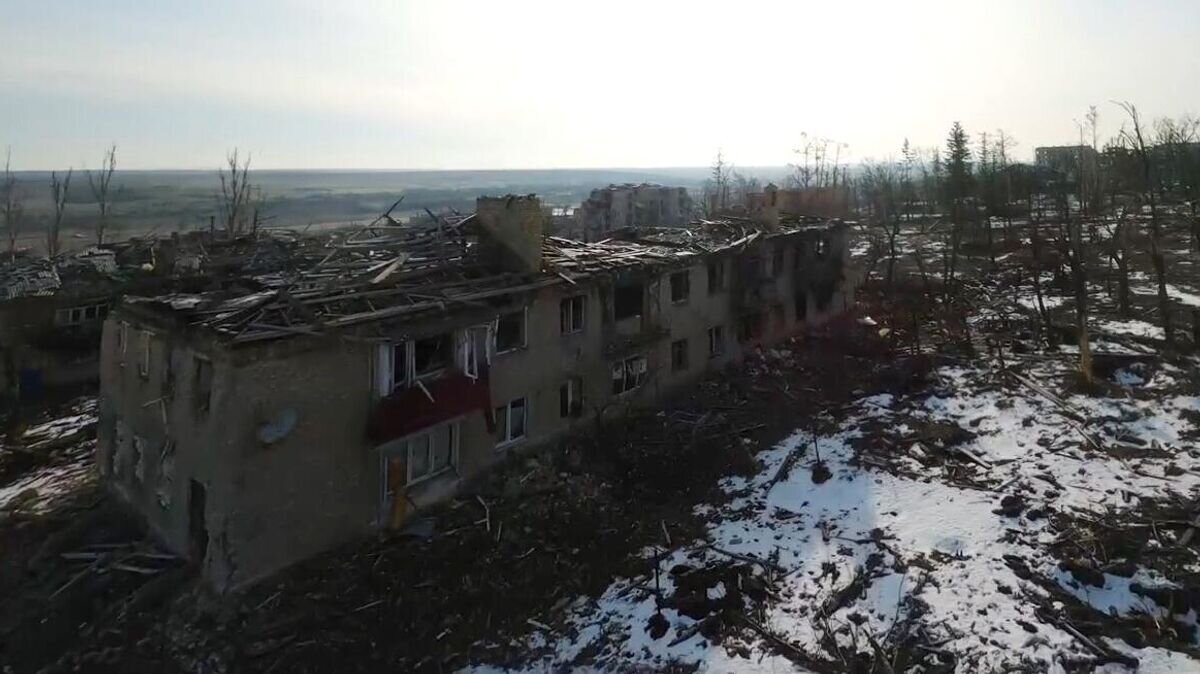    Жилые дома, разрушенные в результате обстрелов в Артемовске. Скриншот видео© РИА Новости / РИА Новости