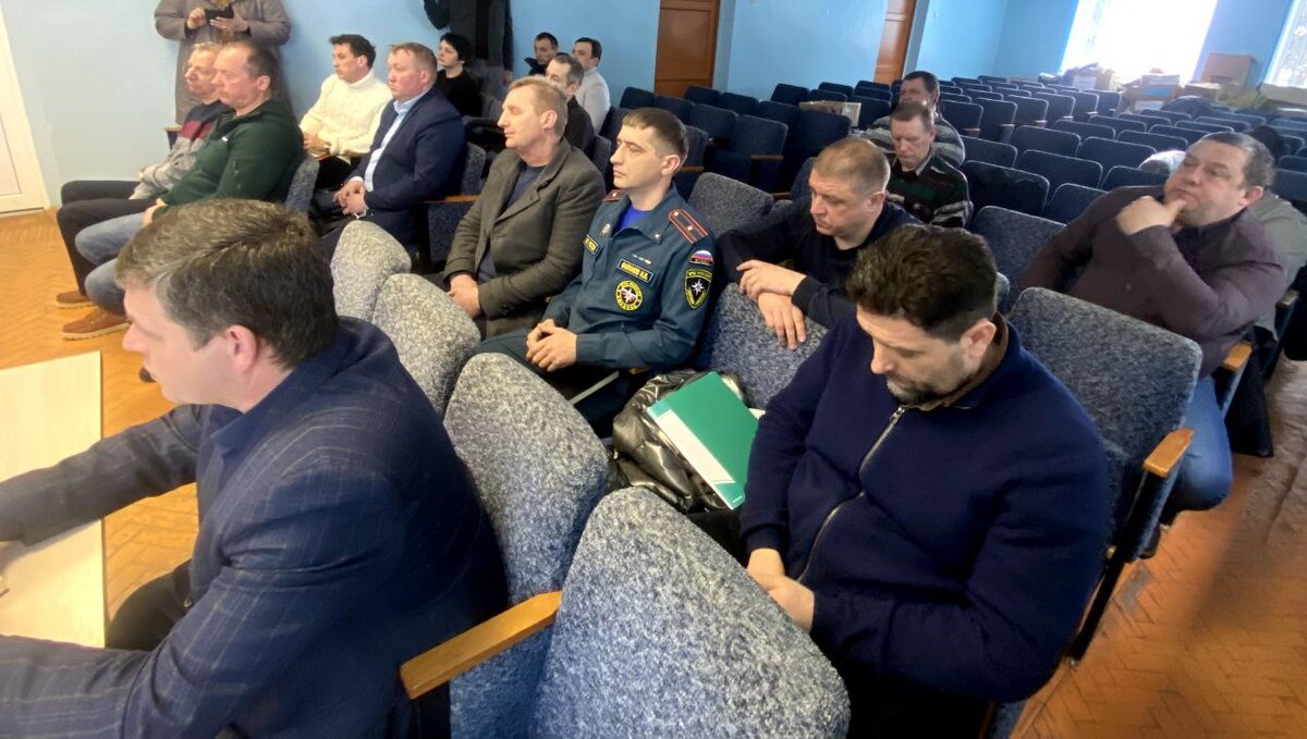    О расселении жителей брянского приграничья не сказал: Богомаз провел в Климове совещание районного масштаба после атаки диверсантов avchernov