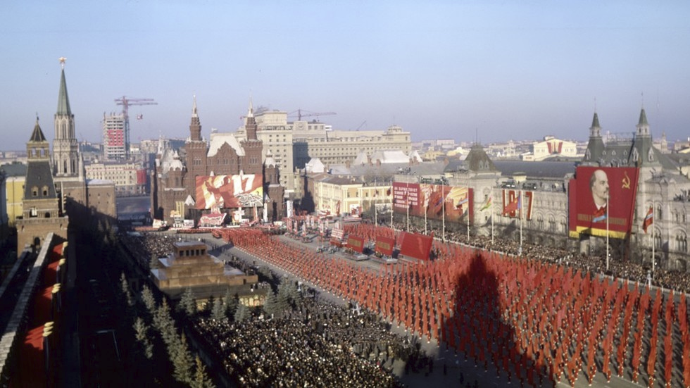 Красная площадь ноябрь. Парад 7 ноября 1967 года на красной площади. Демонстрация 7 ноября на красной площади. Парад Победы 1967. Ноябрь 1967 на красной площади.