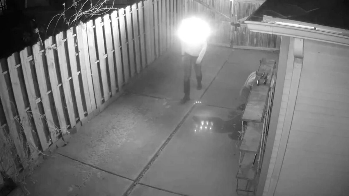 Толстовка ослепляет камеры 