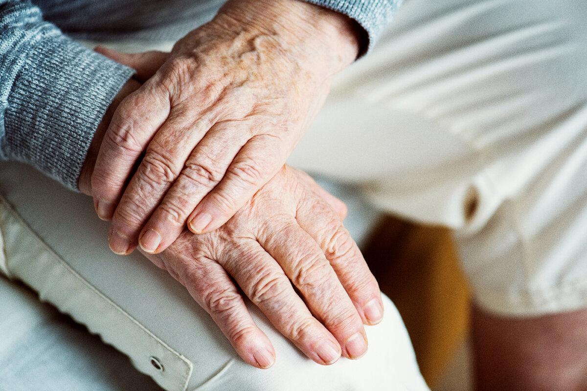 <a href="https://ru.freepik.com/free-photo/closeup-of-elderly-hands_2892728.htm#page=2&query=%D1%80%D1%83%D0%BA%D0%B8%20%D0%BF%D0%BE%D0%B6%D0%B8%D0%BB%D0%BE%D0%B9%20%D0%B6%D0%B5%D0%BD%D1%89%D0%B8%D0%BD%D1%8B&position=14&from_view=search&track=ais">Изображение от rawpixel.com</a> на Freepik
